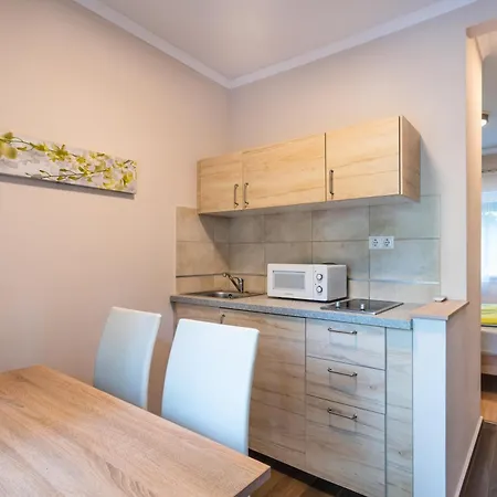 Lelle Corso Apartmanhaz * Балатонлелле