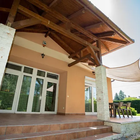 Lelle Corso Apartmanhaz * Балатонлелле
